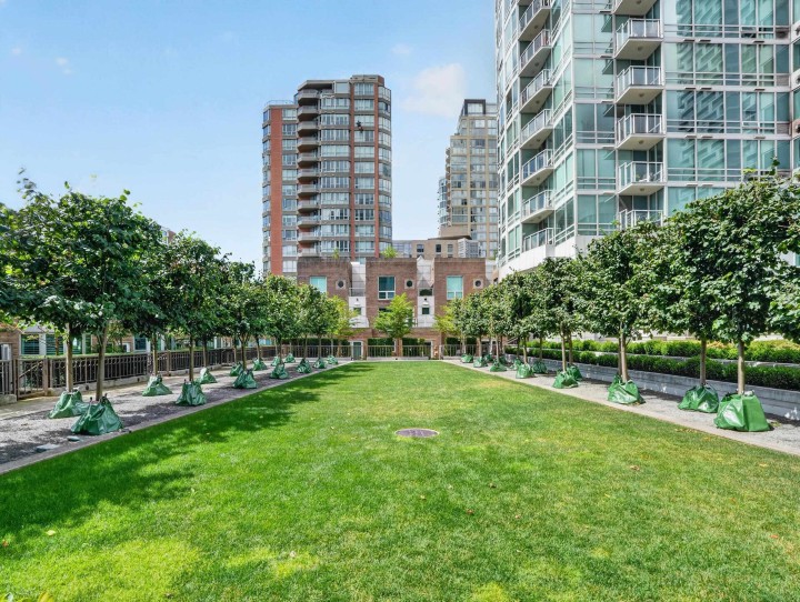 Photo 17 at 404 - 1501 Howe Street, Yaletown, Vancouver West
