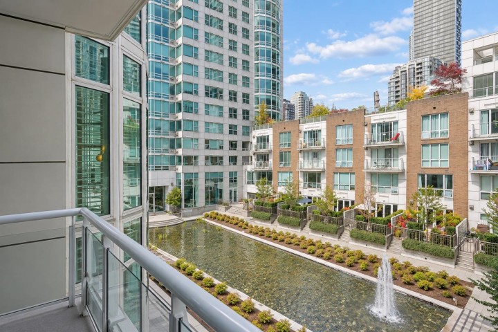 Photo 12 at 404 - 1501 Howe Street, Yaletown, Vancouver West