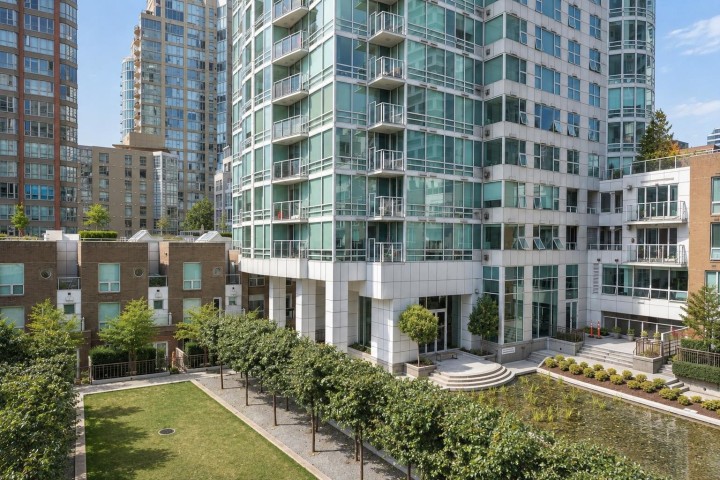 Photo 5 at 404 - 1501 Howe Street, Yaletown, Vancouver West