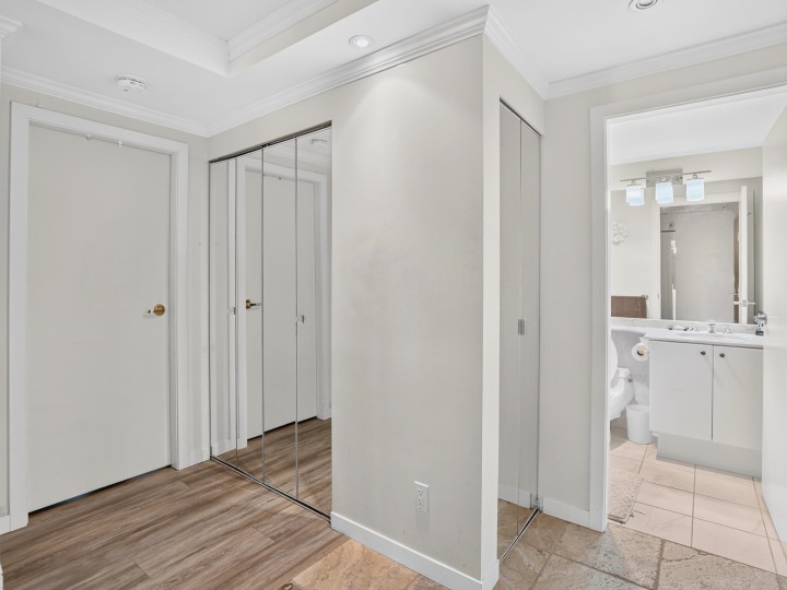 Photo 10 at 404 - 1501 Howe Street, Yaletown, Vancouver West
