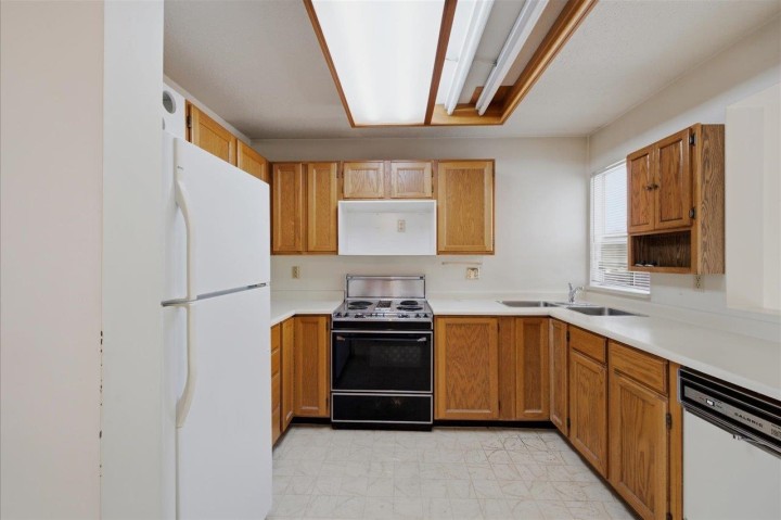 Photo 7 at 3661 Handel Avenue, Champlain Heights, Vancouver East