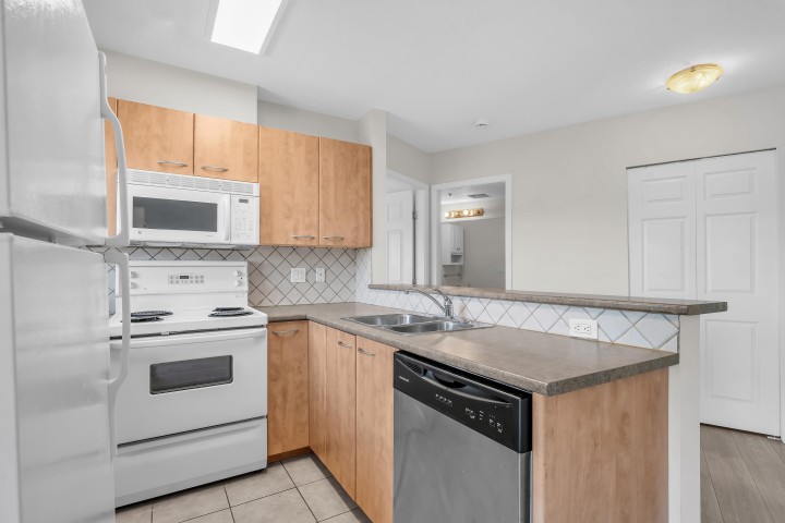 Photo 24 at 101 - 2973 Kingsway, Collingwood VE, Vancouver East
