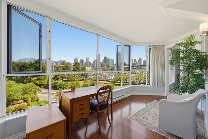 Photo 1 at 304 - 1490 Pennyfarthing Drive, False Creek, Vancouver West
