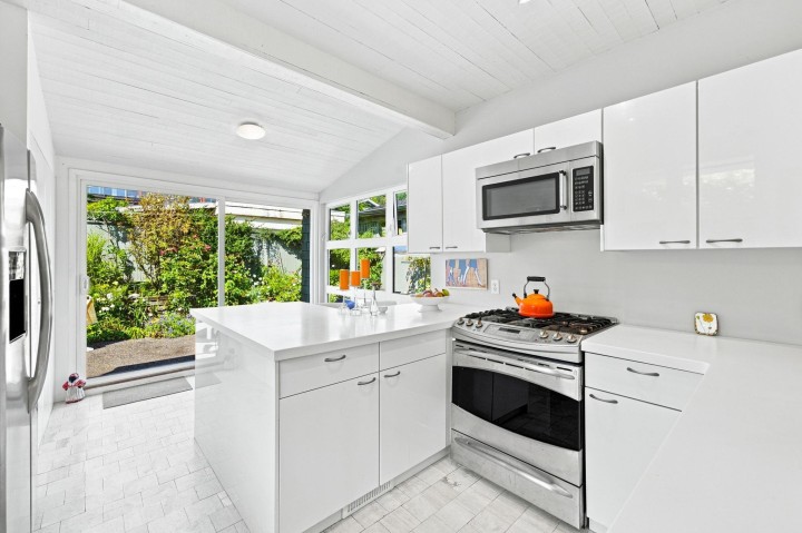Photo 7 at 2433 Mathers Avenue, Dundarave, West Vancouver
