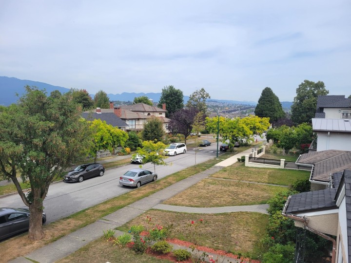 Photo 3 at 2962 Kitchener Street, Renfrew VE, Vancouver East
