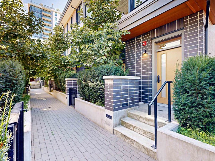 Photo 3 at 3930 Dumfries Street, Knight, Vancouver East