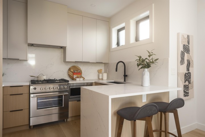 Photo 7 at 920 E 16th Avenue, Fraser VE, Vancouver East