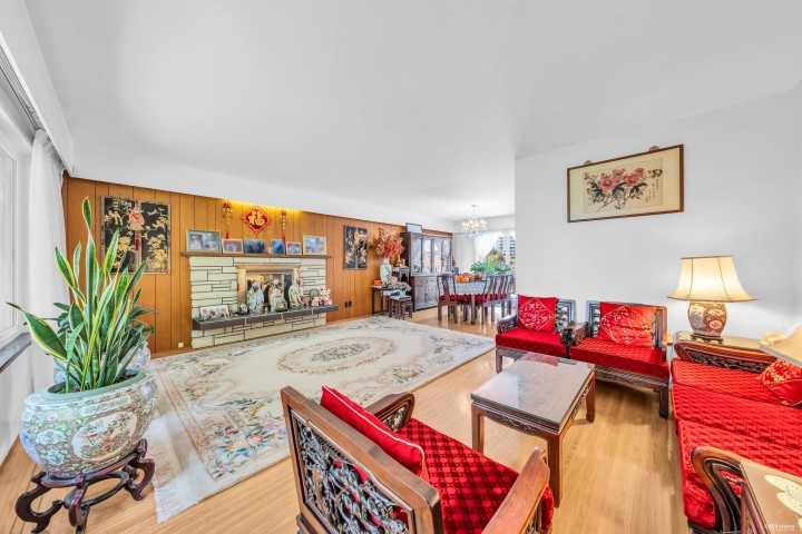 Photo 2 at 580 W 64th Avenue, Marpole, Vancouver West