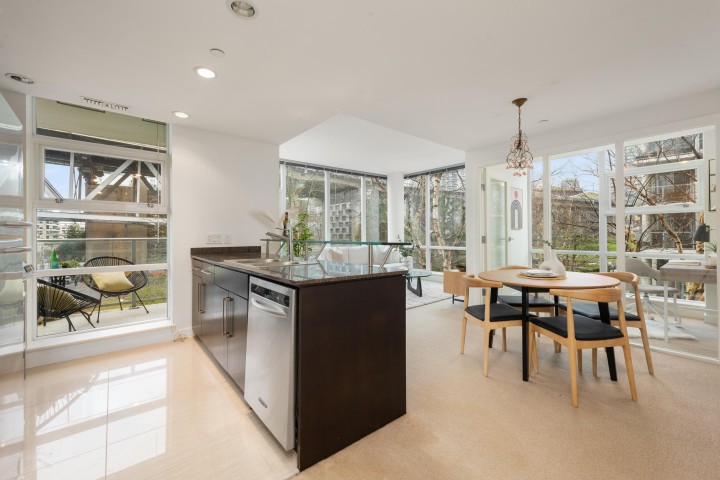 Photo 9 at 605 - 633 Kinghorne Mews, Yaletown, Vancouver West