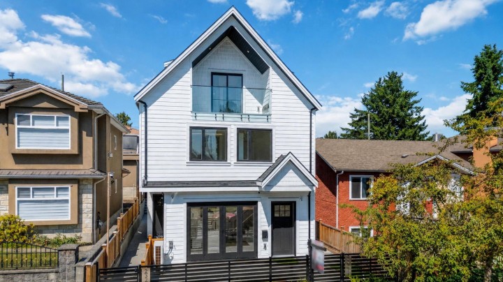 Photo 1 at 2 - 3271 E Georgia Street, Renfrew VE, Vancouver East