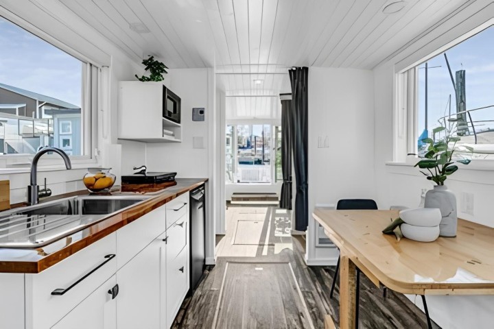 Photo 1 at A07 - 415 W Esplanade, Lower Lonsdale, North Vancouver