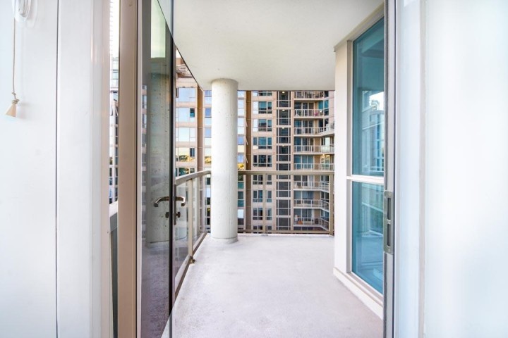 Photo 7 at 802 - 388 Drake Street, Yaletown, Vancouver West
