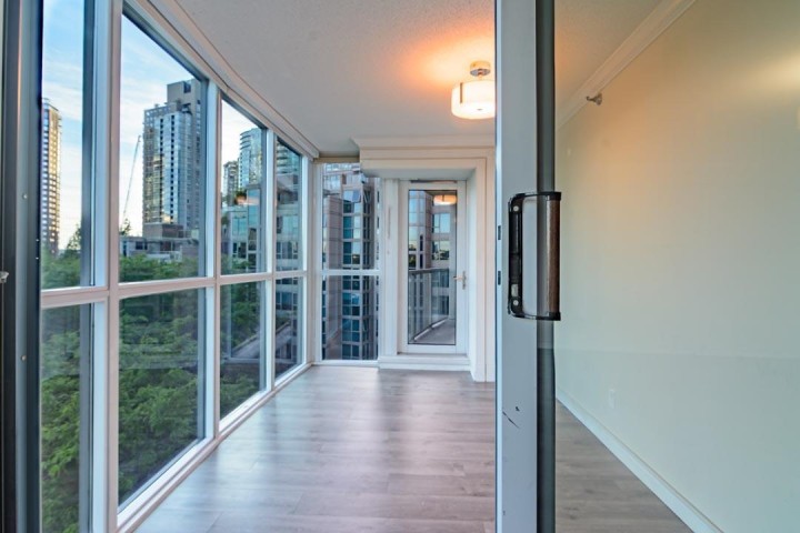 Photo 5 at 802 - 388 Drake Street, Yaletown, Vancouver West