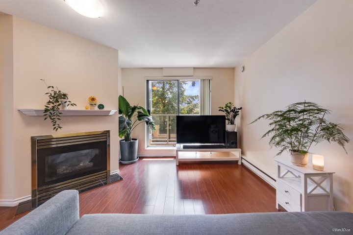 Photo 3 at 209 - 5818 Lincoln Street, Killarney VE, Vancouver East