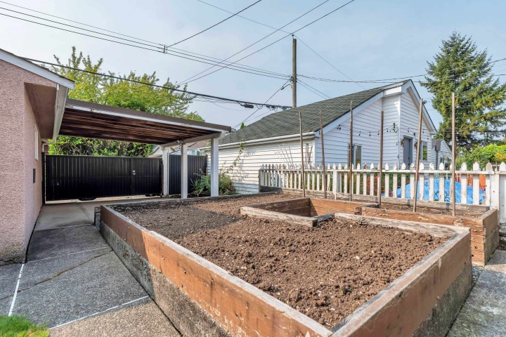Photo 23 at 2560 Adanac Street, Renfrew VE, Vancouver East