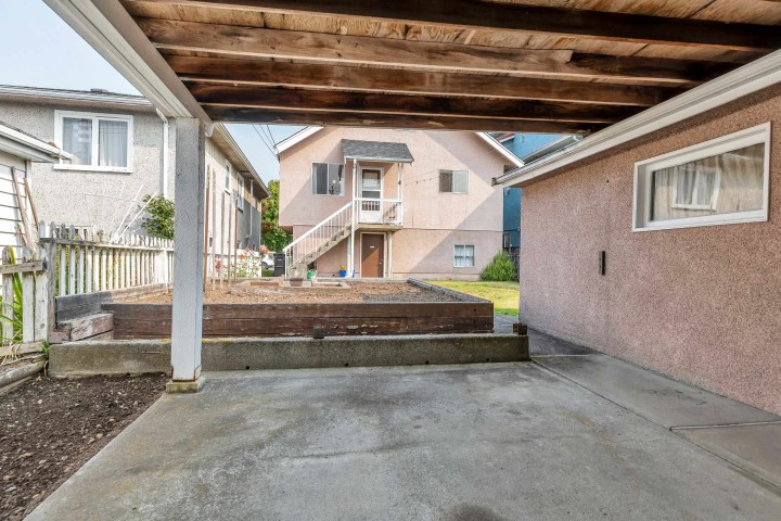 Photo 27 at 2560 Adanac Street, Renfrew VE, Vancouver East