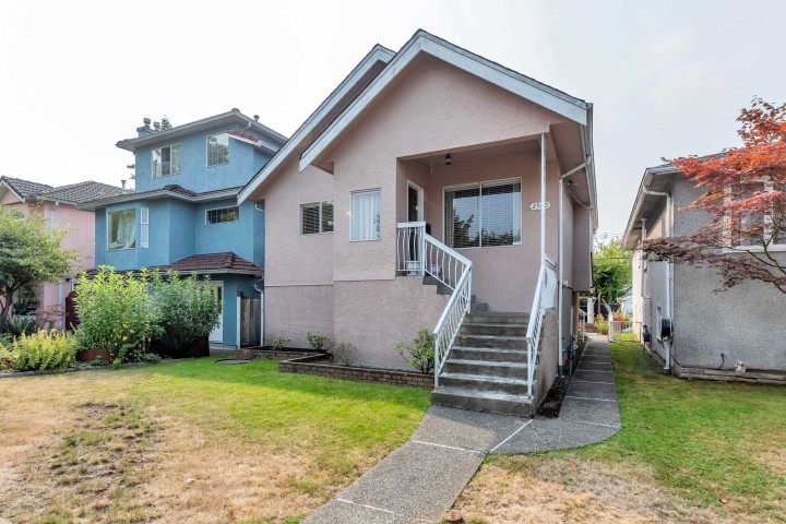 Photo 2 at 2560 Adanac Street, Renfrew VE, Vancouver East