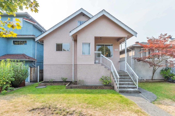 Photo 1 at 2560 Adanac Street, Renfrew VE, Vancouver East