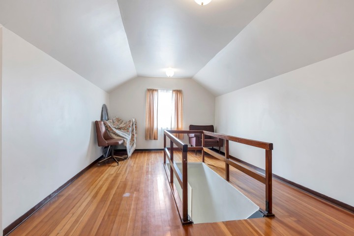 Photo 14 at 2560 Adanac Street, Renfrew VE, Vancouver East