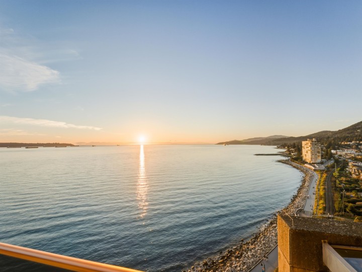 Photo 1 at 10 - 2250 Bellevue Avenue, Dundarave, West Vancouver