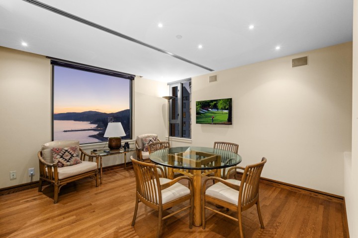 Photo 11 at 10 - 2250 Bellevue Avenue, Dundarave, West Vancouver