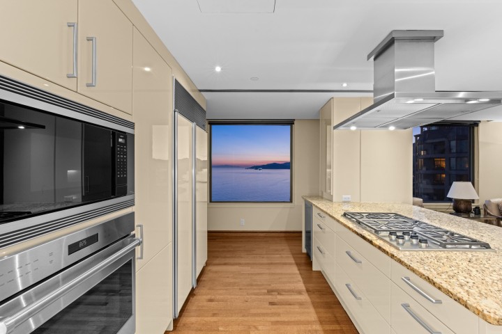 Photo 8 at 10 - 2250 Bellevue Avenue, Dundarave, West Vancouver