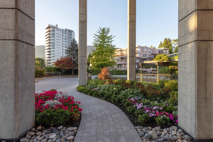 Photo 21 at 10 - 2250 Bellevue Avenue, Dundarave, West Vancouver
