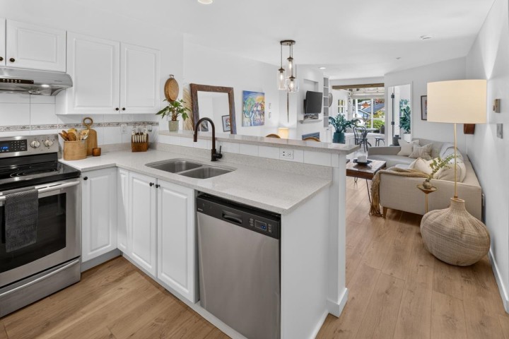 Photo 2 at 309 - 760 Kingsway, Fraser VE, Vancouver East