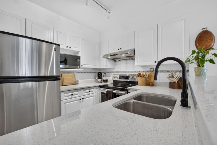 Photo 4 at 309 - 760 Kingsway, Fraser VE, Vancouver East