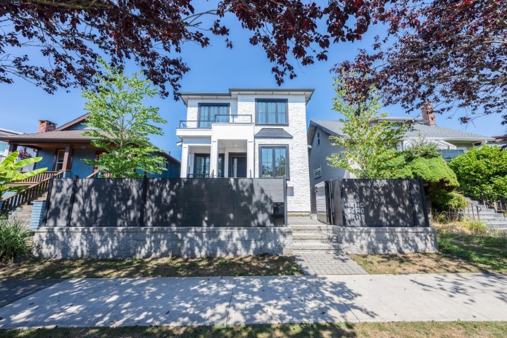 Photo 2 at 425 E 56th Avenue, South Vancouver, Vancouver East