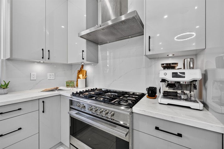 Photo 13 at 425 E 56th Avenue, South Vancouver, Vancouver East