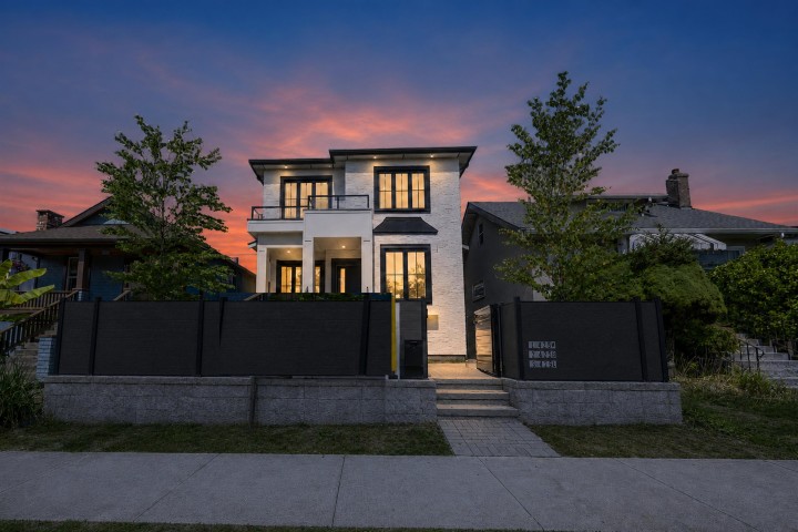 Photo 1 at 425 E 56th Avenue, South Vancouver, Vancouver East