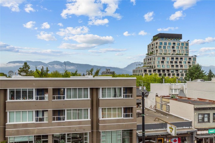 Photo 12 at 301 - 3788 W 10th Avenue, Point Grey, Vancouver West