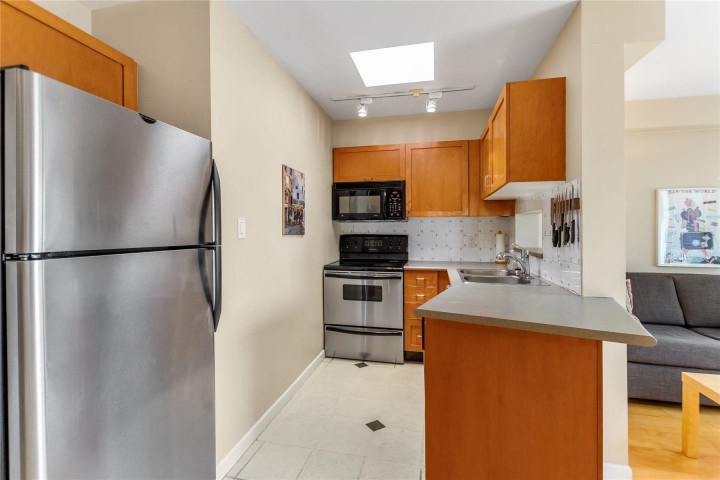 Photo 10 at 301 - 3788 W 10th Avenue, Point Grey, Vancouver West