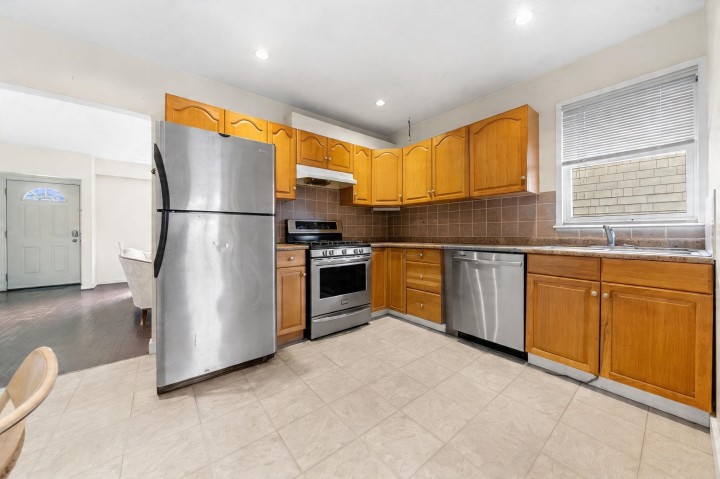 Photo 13 at 339 E 41st Avenue, Main, Vancouver East