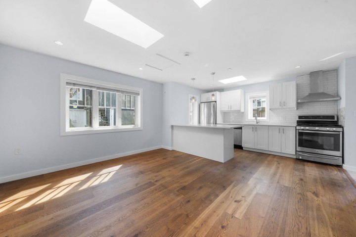 Photo 3 at 339 E 41st Avenue, Main, Vancouver East