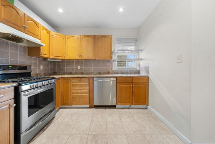 Photo 15 at 339 E 41st Avenue, Main, Vancouver East