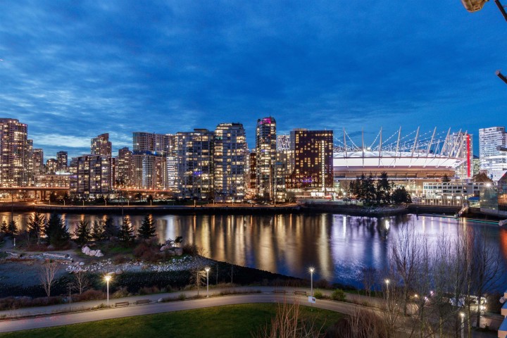 Photo 4 at 38 Athletes Way, False Creek, Vancouver West
