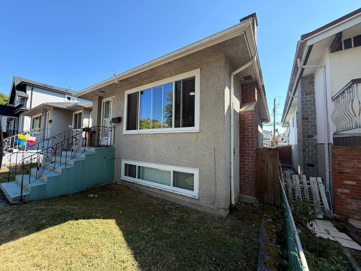 Photo 2 at 374 E 54th Avenue, South Vancouver, Vancouver East