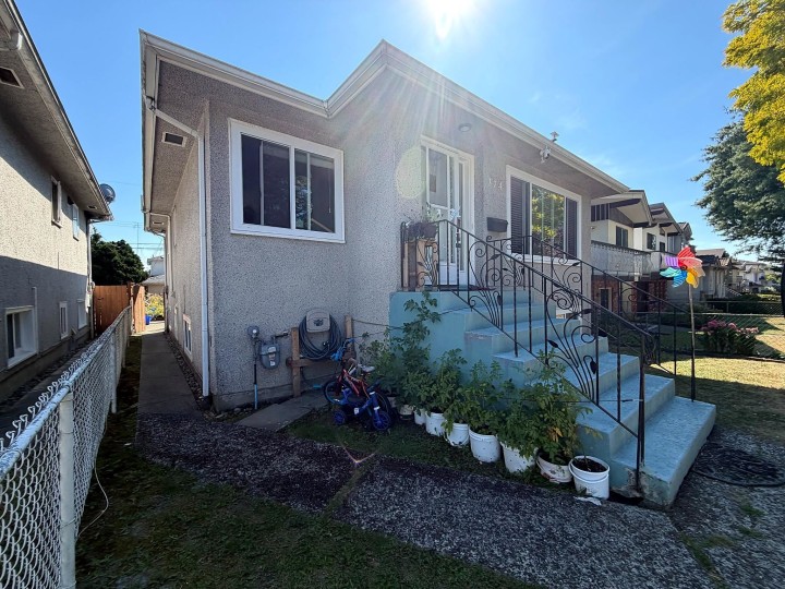 Photo 3 at 374 E 54th Avenue, South Vancouver, Vancouver East
