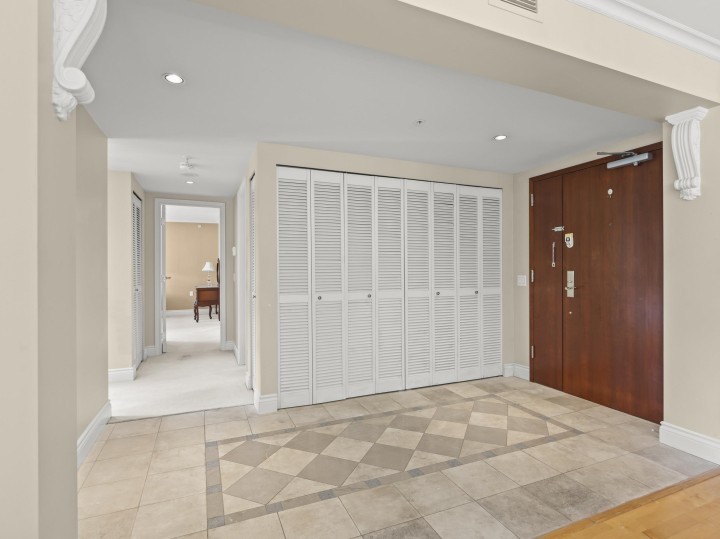 Photo 3 at 412 - 618 W 45th Avenue, Oakridge VW, Vancouver West