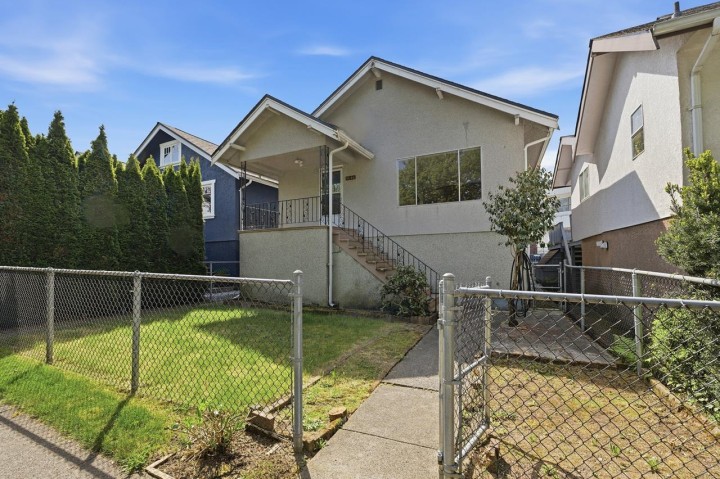 Photo 1 at 1016 E 18th Avenue, Fraser VE, Vancouver East
