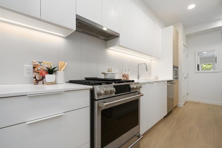 Photo 9 at 306 - 2450 Garden Drive, Grandview Woodland, Vancouver East