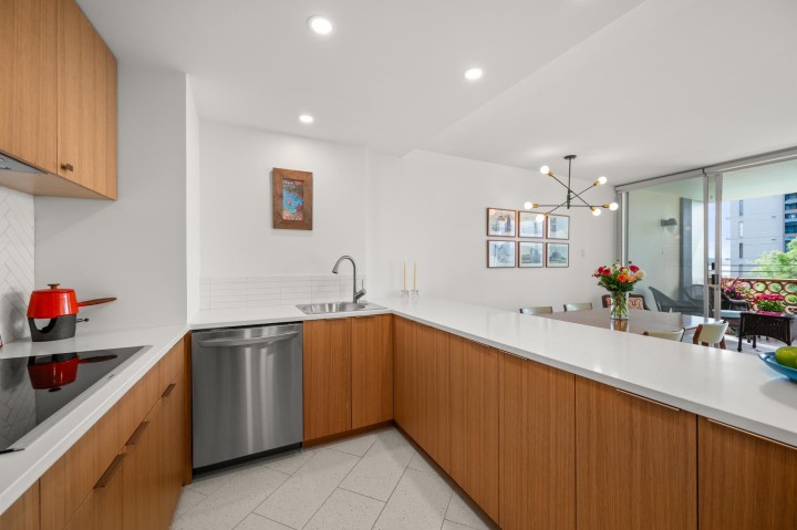 Photo 8 at 102 - 2135 Argyle Avenue, Dundarave, West Vancouver
