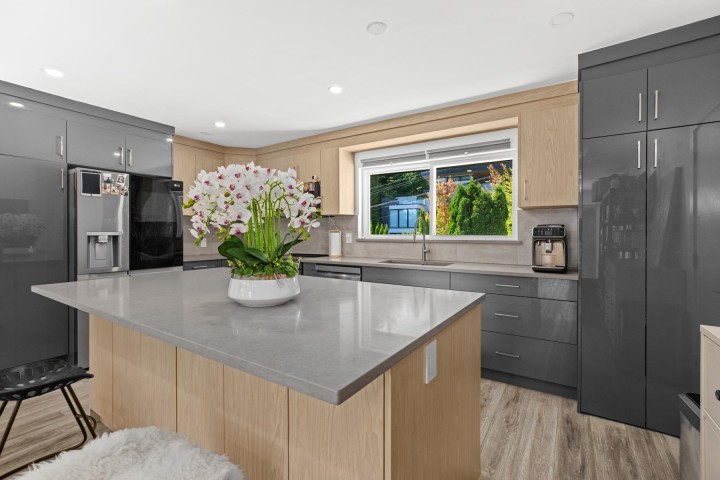 Photo 9 at 104 Bonnymuir Drive, Glenmore, West Vancouver