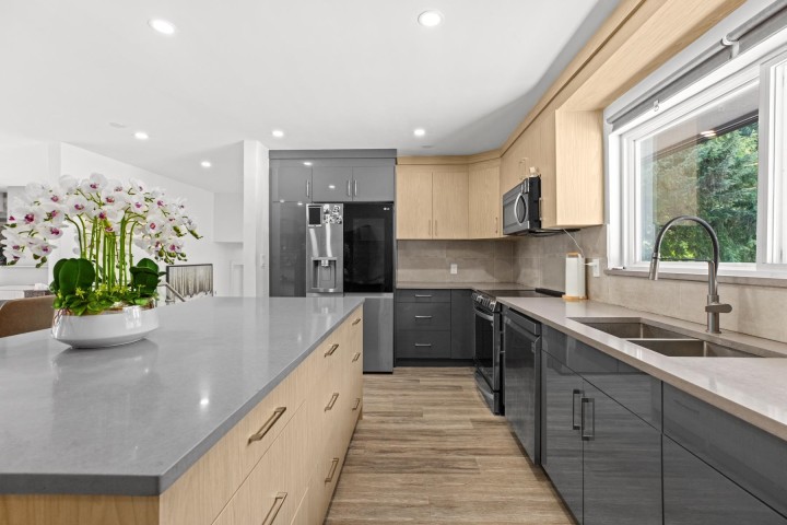 Photo 10 at 104 Bonnymuir Drive, Glenmore, West Vancouver