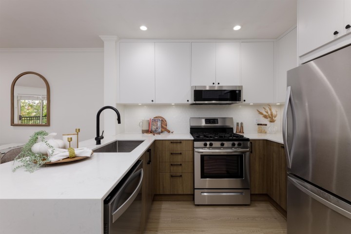 Photo 5 at 305 - 688 E 16th Avenue, Fraser VE, Vancouver East