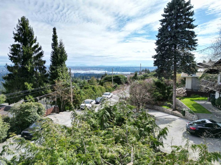 Photo 17 at 478 Craigmohr Drive, Glenmore, West Vancouver