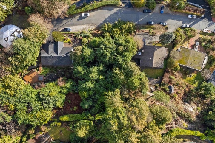 Photo 3 at 478 Craigmohr Drive, Glenmore, West Vancouver