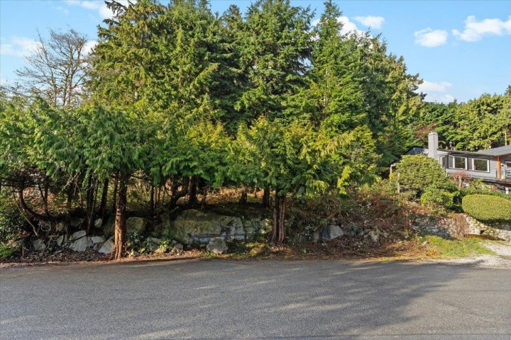 Photo 9 at 478 Craigmohr Drive, Glenmore, West Vancouver
